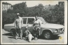 Archiwum rodzinne, rodzice z synem na tle samochodu