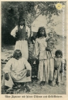 Alter Zigeuner mit seinen Göhnen und Enkelkindern