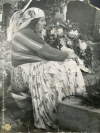 Archiwum rodzinne, starsza kobieta na cmentarzu