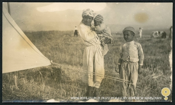 Rodzeństwo koło namiotu