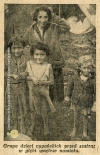 Grupa dzieci cygańskich przed szatrą