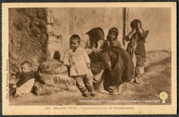 Balkan Typen - Zigeunerfamilie bei Morgenw&auml;sche