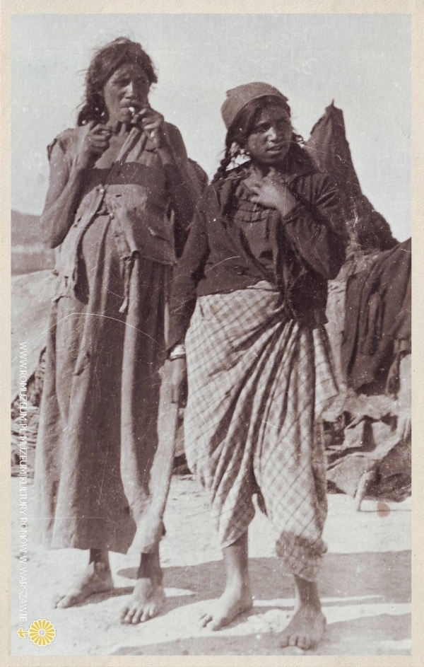 Młode kobiety przed namiotami