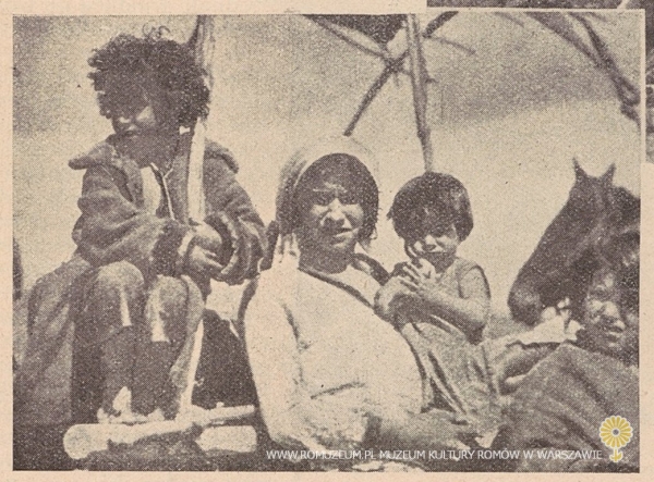 Cyganie (1935), Matka z dziećmi na tle wozu