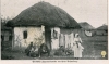Rodzina serbskich Cyganów przed domem