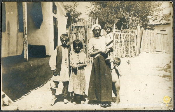 Matka z dziećmi w obejściu