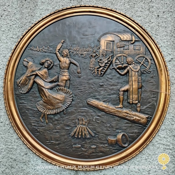 W taborze, taniec przy ognisku