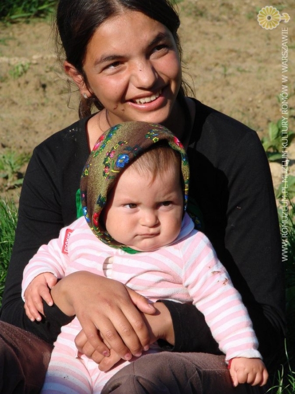 Młoda matka z córką (Romowie Karpaccy, węgierscy)