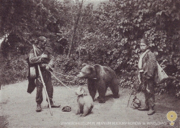 Cygan z małpą i niedźwiedziem