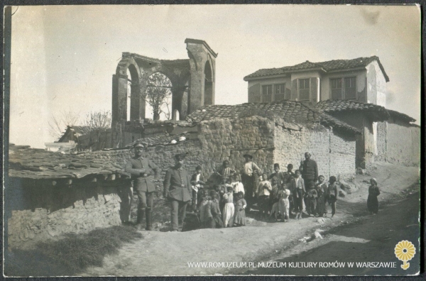 Żołnierze Armii Cesarstwa Niemieckiego z dziećmi na tle osiedla